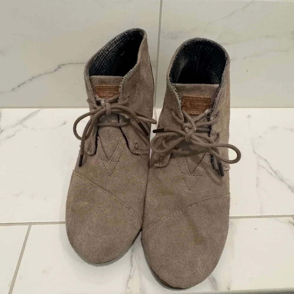 TOMS Womens 9 Suede Wedge Booties Taupe Lace Up Ankle Boots Boho Casual‎ Shoes